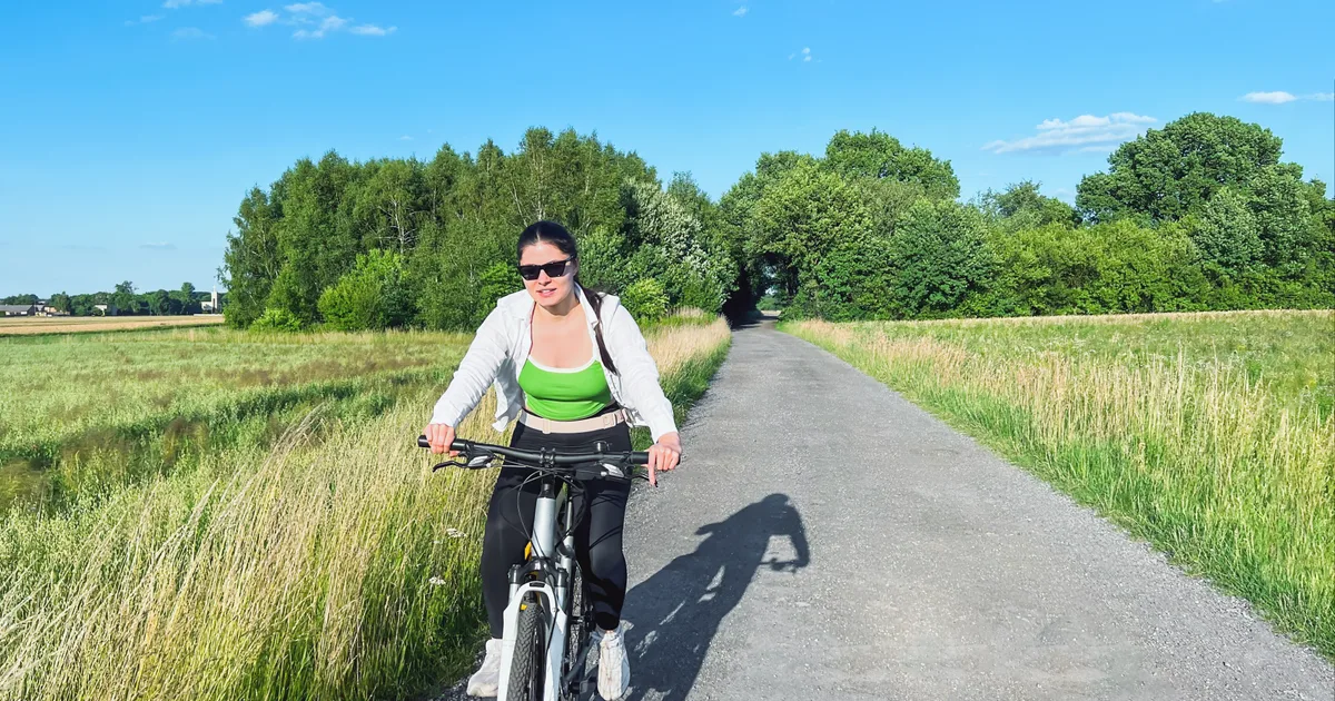 Ciclista rodando con su bicicleta de carretera por una carretera rural en un día soleado